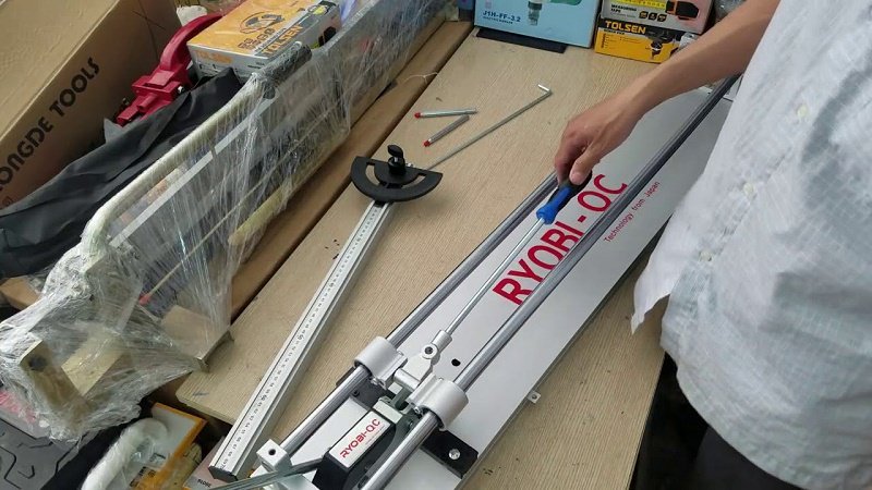 BÀN CẮT GẠCH RYOBI