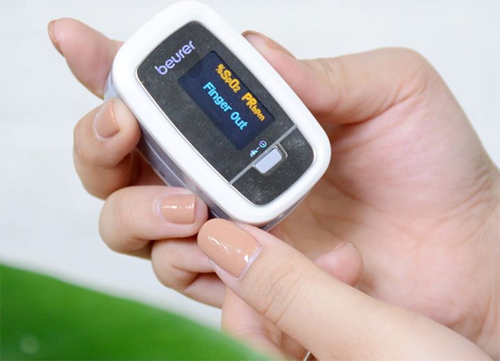 Mặt trước của Beurer PO30 được tráng gương hiện đại Mặt trước của Beurer PO30 được tráng gương hiện đại