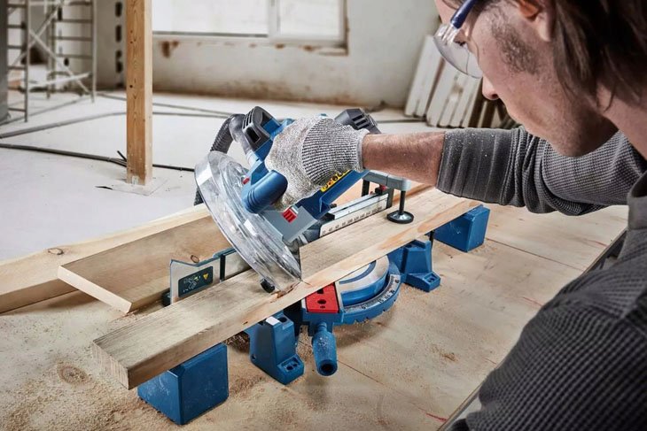 Máy cưa đa năng Bosch GCM 254 cưa gỗ