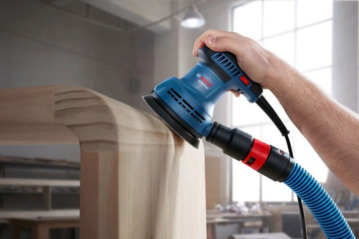 Máy chà nhám Bosch GEX 125 chà gỗ