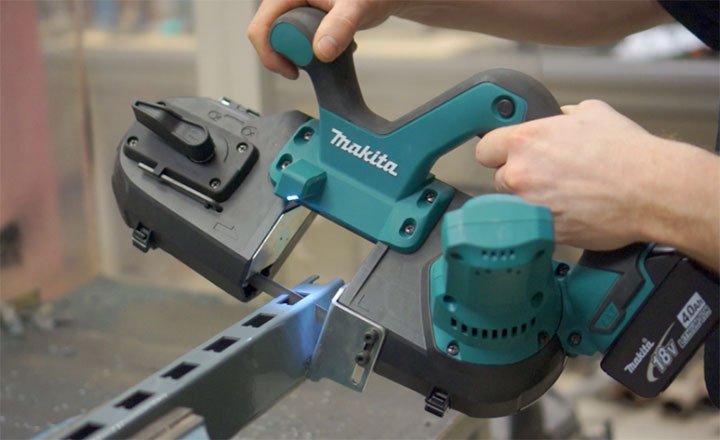 Thao tác sử dụng ​máy cưa vòng Makita DPB182Z