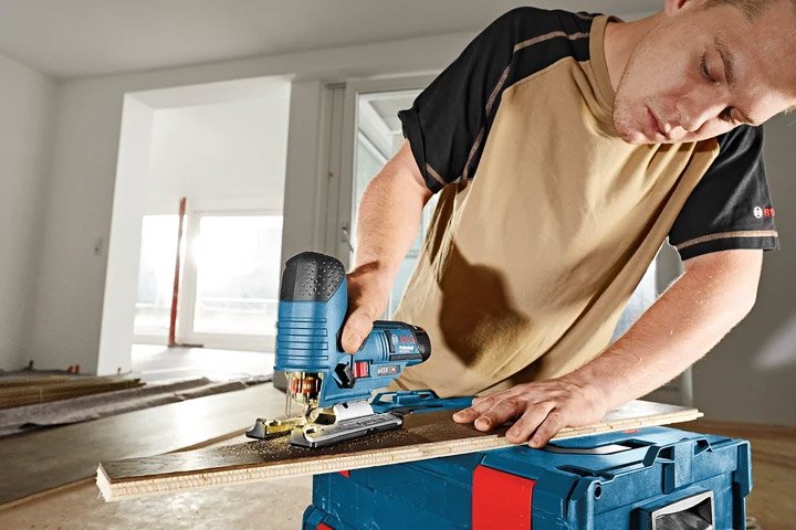 Máy có nhiều cấp độ cưa để phù hợp với từng vật liệu cần gia công