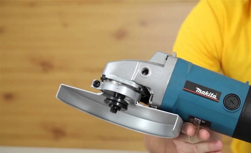 Máy mài góc Makita 9069 được trang bị vành chắn tia lửa điện, an toàn khi làm việc Máy mài góc Makita 9069 được trang bị vành chắn tia lửa điện, an toàn khi làm việc