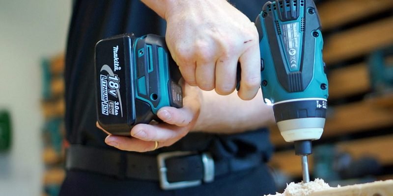 Máy vặn vít cầm tay dùng pin Makita DTP141Z