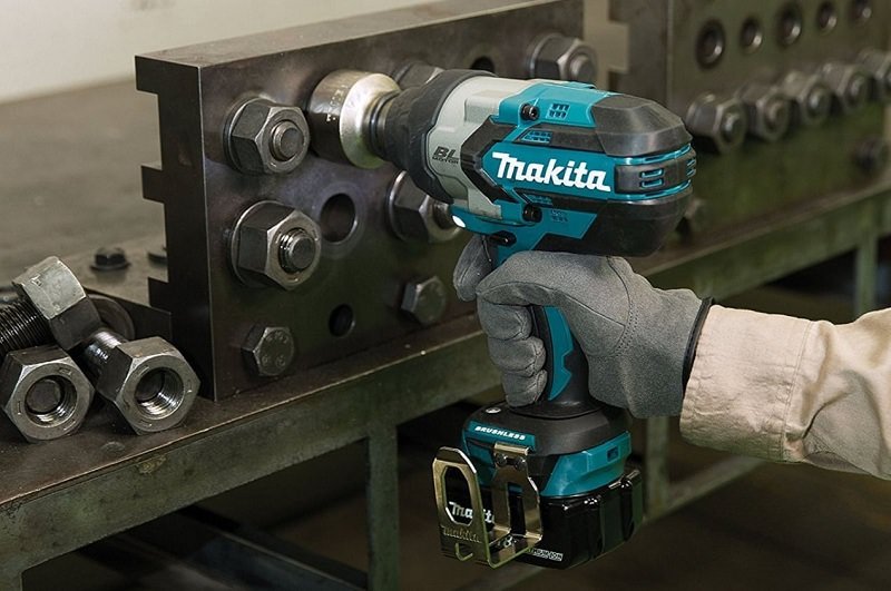 Makita DTW1001RTJ được đi kèm pin sạc Makita DTW1001RTJ được đi kèm pin sạc