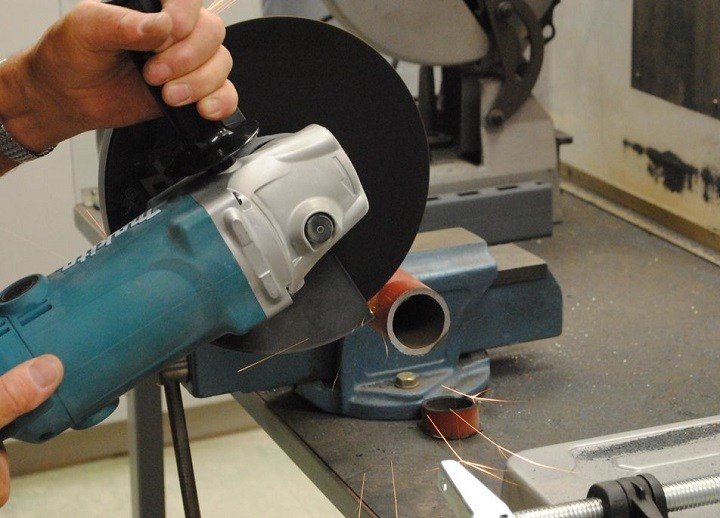 Sử dụng Makita GA9050 để cắt vật liệu dễ dàng Sử dụng Makita GA9050 để cắt vật liệu dễ dàng