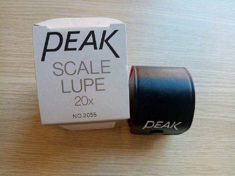 Kính lúp có thước đo Peak 2055 20x có kích thước nhỏ gọn