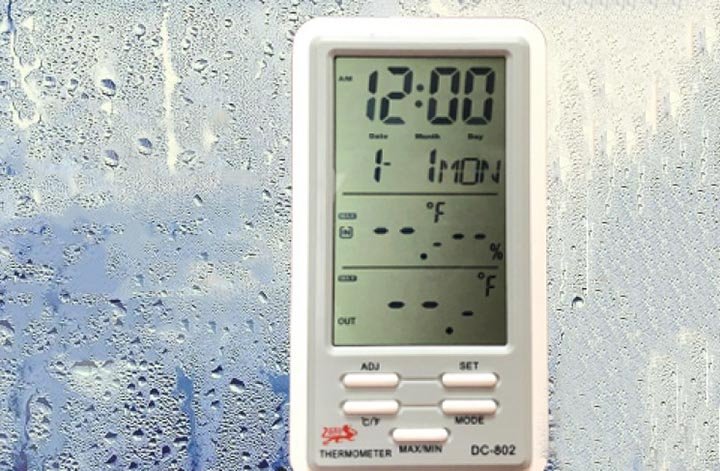 Nhiệt kế để bàn DC802 giúp đo độ ẩm và nhiệt độ của không khí