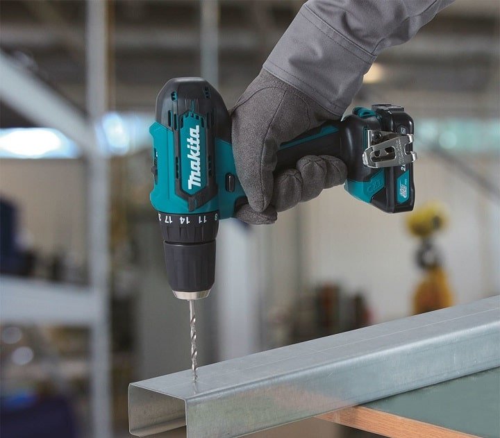 Máy khoan Makita có khả năng khoan nhanh mạnh trên thép, sắt Máy khoan Makita có khả năng khoan nhanh mạnh trên thép, sắt