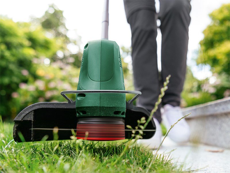 Bosch EasyGrassCut 23 có công suất làm việc mạnh mẽ