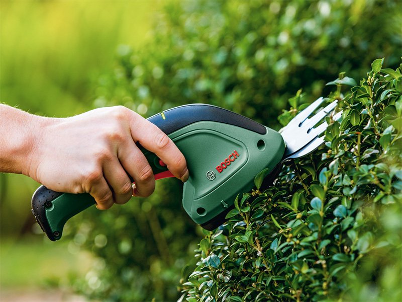 Bosch Easyshear dễ dàng xử lý các bụi cây, cỏ