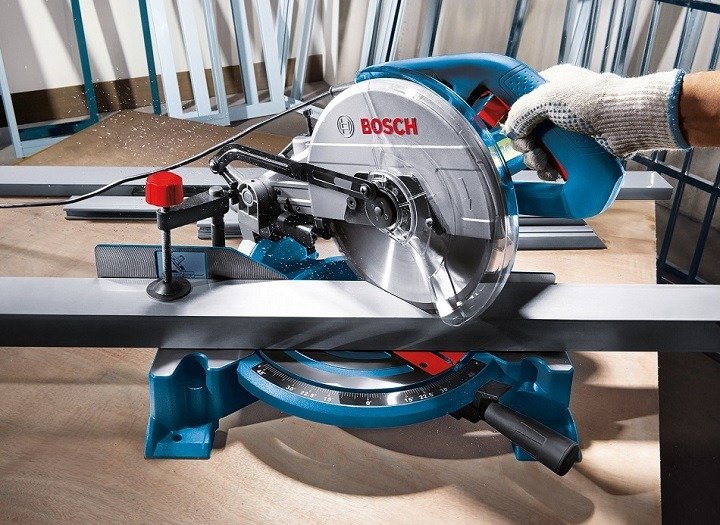 Máy cắt đa năng Bosch GCM 10 MX cưa các vật liệu cứng dễ dàng và chính xác Máy cắt đa năng Bosch GCM 10 MX cưa các vật liệu cứng dễ dàng và chính xác