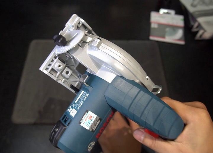 Bosch GKS 12V-LI có kiểu dáng công thái học ưu việt: vòm cầm nhỏ và trọng lượng nhẹ Bosch GKS 12V-LI có kiểu dáng công thái học ưu việt: vòm cầm nhỏ và trọng lượng nhẹ
