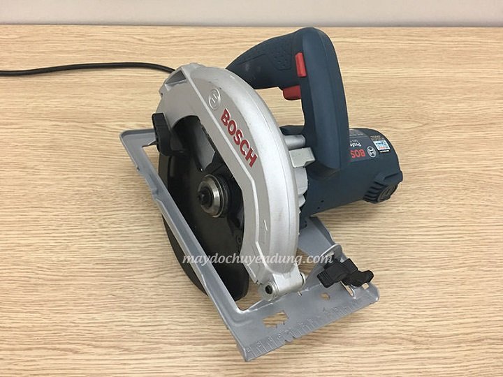 Bosch GKS 235 có khả năng cắt gỗ ở góc thẳng và góc nghiêng 45 độ Bosch GKS 235 có khả năng cắt gỗ ở góc thẳng và góc nghiêng 45 độ