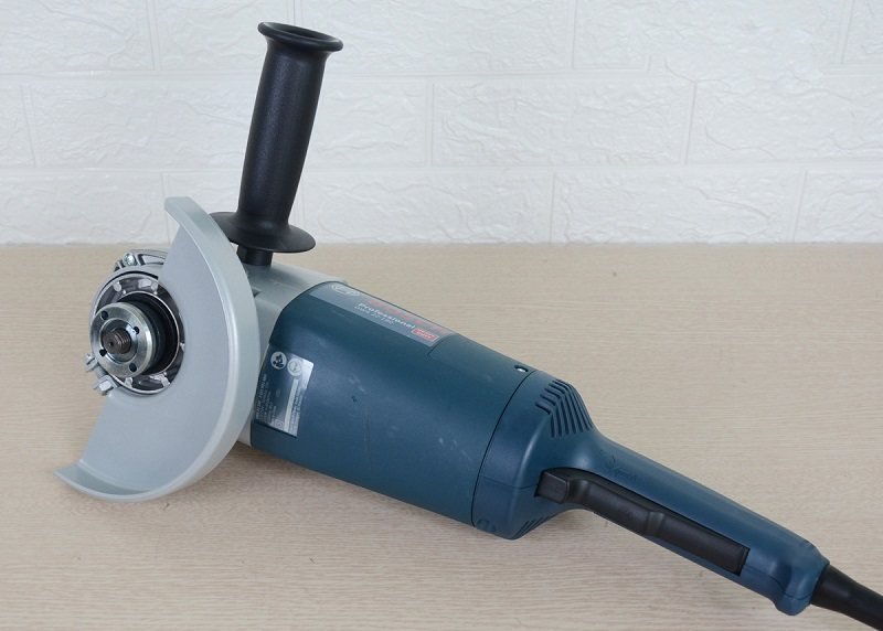 Trang bị tay cầm phụ đi kèm Bosch GWS 22-180 Trang bị tay cầm phụ đi kèm Bosch GWS 22-180
