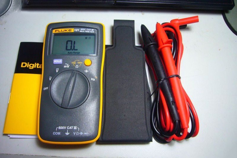 Fluke 101 với độ chính xác cơ bản của dòng điện dc là 0,5%