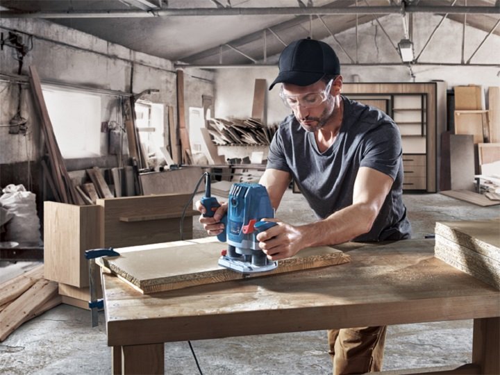 Máy phay gỗ Bosch GOF 130 có 2 tay cầm thuận tiện
