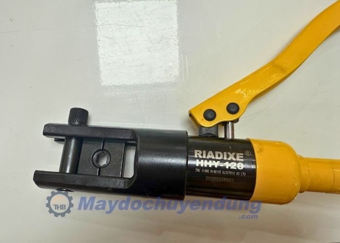 đầu bấm cos sẽ hoạt động do được bơm dầu thủy lực