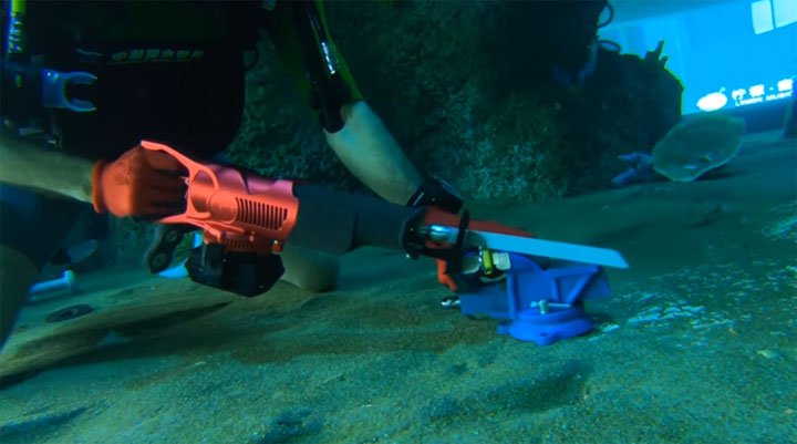 Hình ảnh sử dụng máy cưa kiếm dùng pin dưới nước Nemo