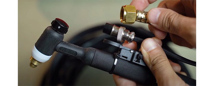 Súng hàn Tig 200E cũng được làm bằng đồng Súng hàn Tig 200E cũng được làm bằng đồng