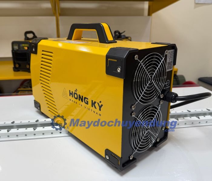 Phần tản nhiệt của máy lớn giúp làm mát động cơ nhanh trong quá trình sử dụng