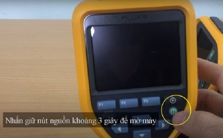 Bật nút nguồn để khởi động thiết bị Bật nút nguồn để khởi động thiết bị