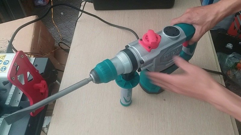 Máy khoan đục bê tông Total TH116386 Máy khoan đục bê tông Total TH116386