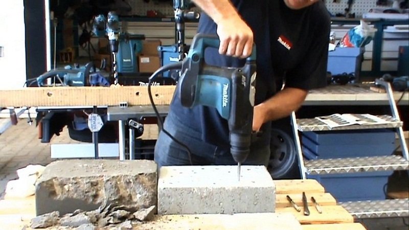 Máy khoan đục Makita HR2810