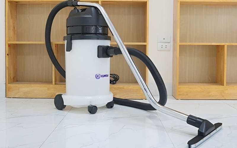 Máy hút bụi công nghiệp Kumisai KMS30S thùng nhựa màu đen 