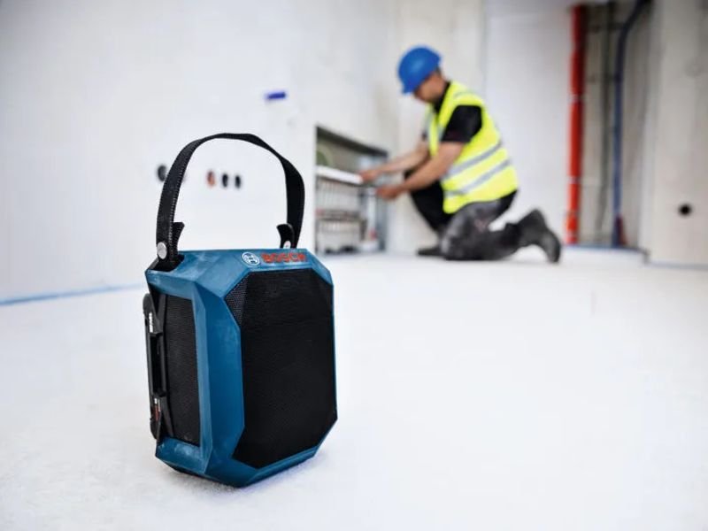 Bosch GPB 18V-1 C sử dụng trong công trường nhiều tiếng ồn