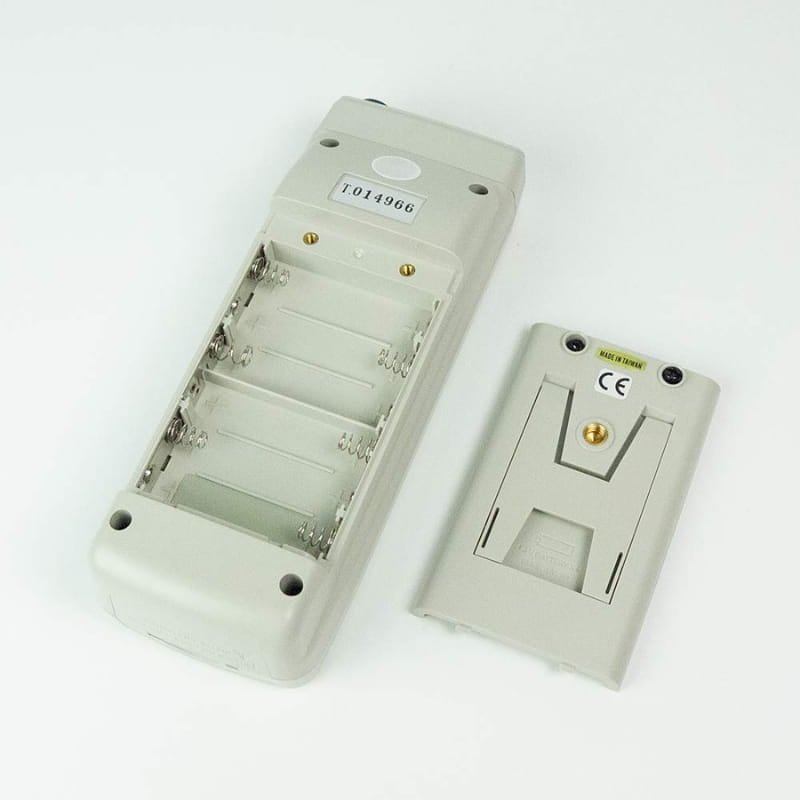Khoang chứa 6 viên pin cung cấp năng lượng cho máy đo Lutron HT-3007SD