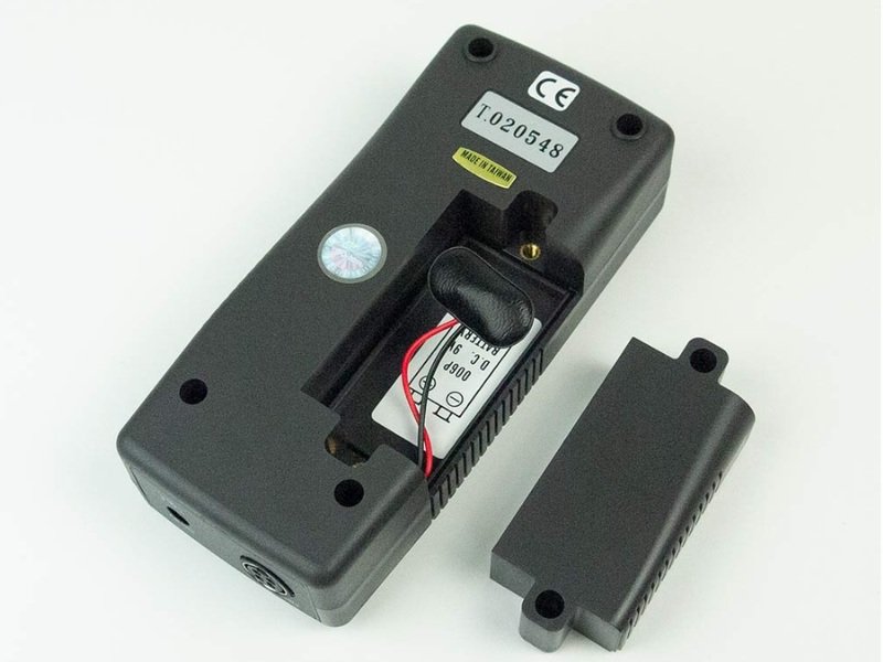 Mặt sau chứa khoang pin của máy đo nhiệt độ tiếp xúc Lutron HT-315