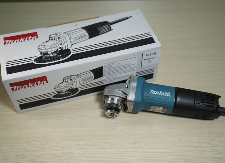 Tuy nhiên máy mài góc Makita 9553B lại không đi kèm tay nắm phụ Tuy nhiên máy mài góc Makita 9553B lại không đi kèm tay nắm phụ