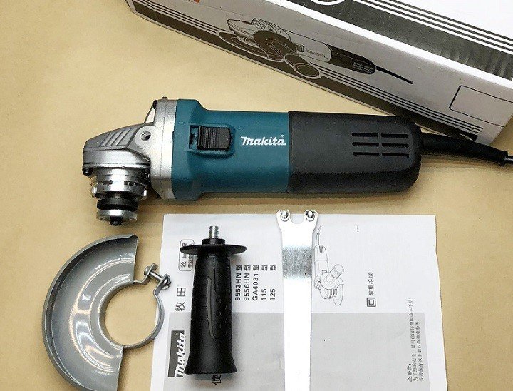 Makita 9553NB được trang bị đầy đủ phụ kiện
