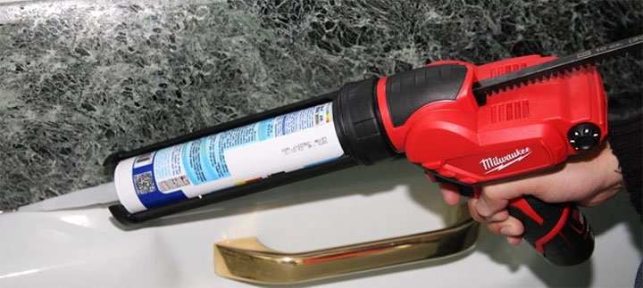 Hình ảnh thực tế quá trình sử dụng máy bắn keo Milwaukee M12 PCG/310C-0