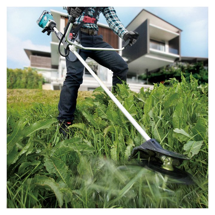 Máy cắt cỏ dùng pin Makita DUR187UZ làm việc