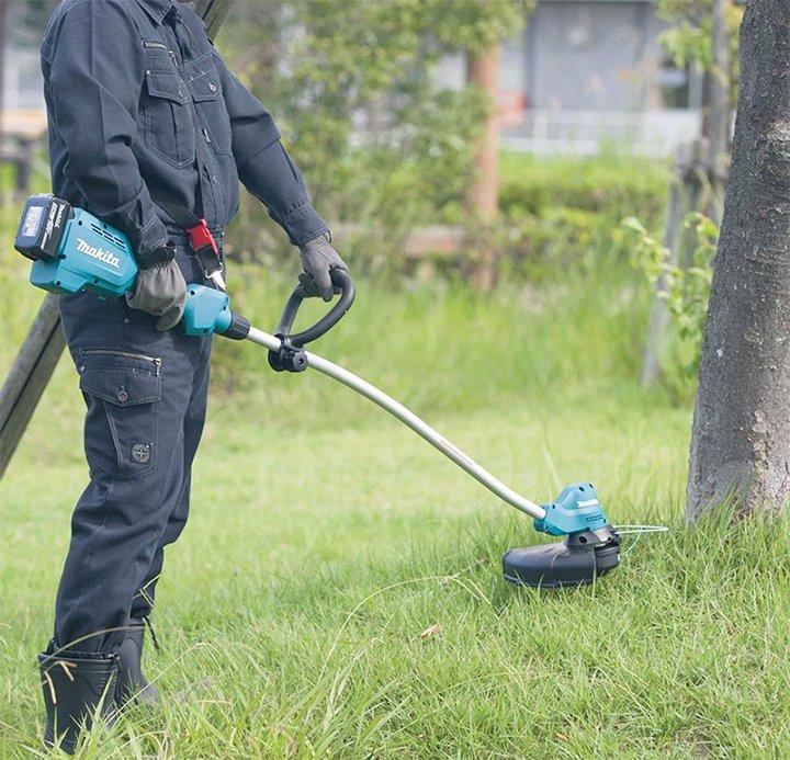 Quá trình cắt cỏ của Makita DUR189Z
