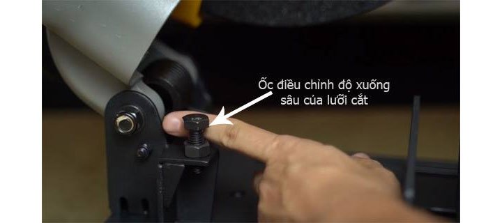 Vít ốc để điều chỉnh độ xuống của lưỡi cắt, đảm bảo chính xác trên từng đường cắt cho vật liệu. Vít ốc để điều chỉnh độ xuống của lưỡi cắt, đảm bảo chính xác trên từng đường cắt cho vật liệu.