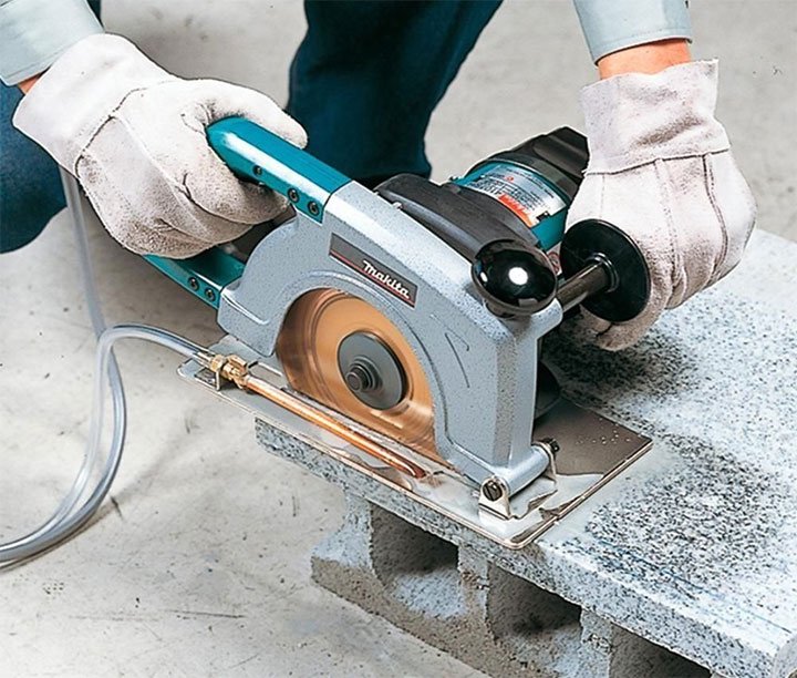  Quá trình sử dụng máy cắt gạch đá Makita 4107R