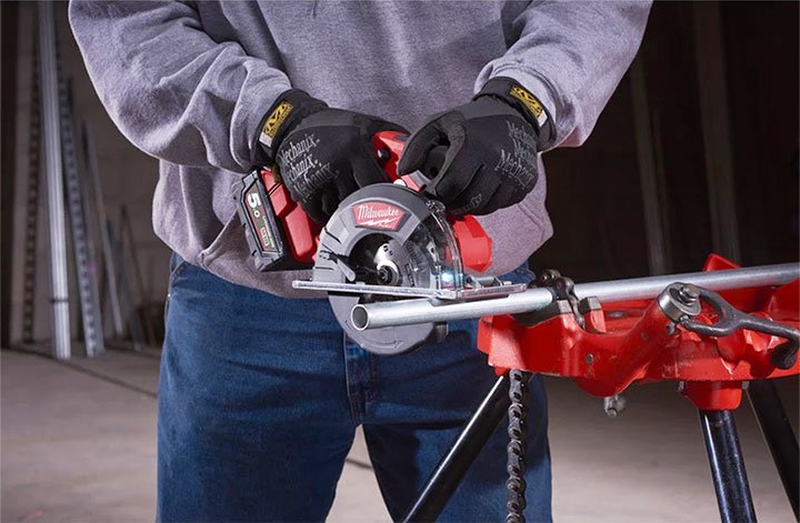 Máy có thể cắt được kim loại dày, cứng với độ sâu cắt tối đa là 57mm Máy có thể cắt được kim loại dày, cứng với độ sâu cắt tối đa là 57mm