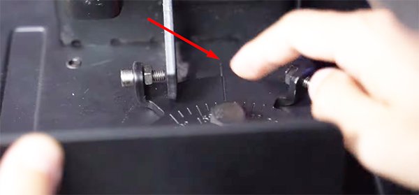 Có vạch dóng đường thẳng để tăng sự chính xác khi cắt góc Có vạch dóng đường thẳng để tăng sự chính xác khi cắt góc
