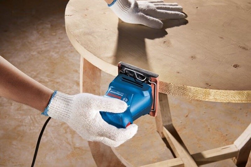 Máy chà nhám Bosch GSS 140 hoạt động mạnh mẽ Máy chà nhám Bosch GSS 140 hoạt động mạnh mẽ