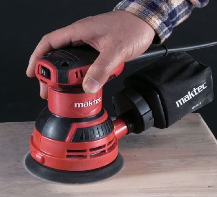 Máy hoạt động với quỹ đạo đường tròn ngẫu nhiên để chà mặt đạt yêu cầu Máy hoạt động với quỹ đạo đường tròn ngẫu nhiên để chà mặt đạt yêu cầu