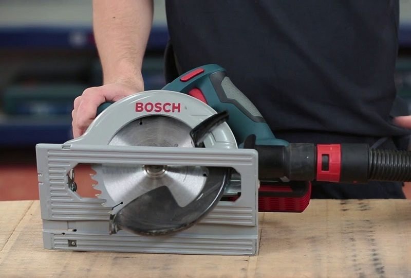 Bosch GKS 18V-LI được làm từ chất liệu nhựa và thép cao cấp
