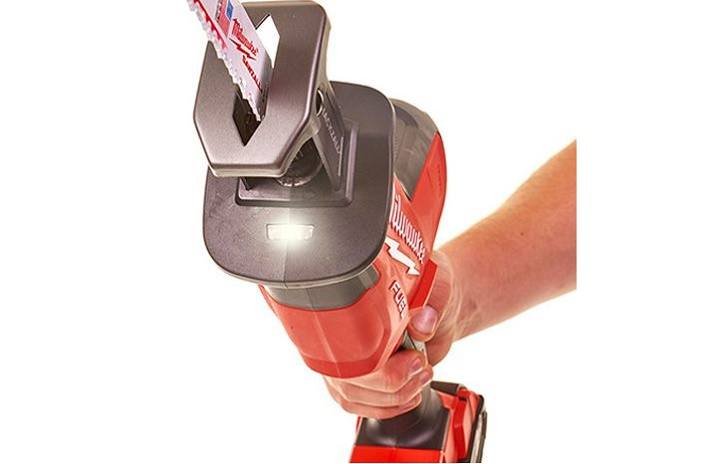 Máy cưa được thiết kế nhỏ gọn, có đèn led chiếu sáng Máy cưa được thiết kế nhỏ gọn, có đèn led chiếu sáng
