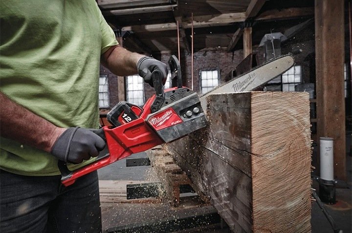 Milwaukee M18 FCHS-0G0 thích hợp cho công việc cưa cắt khối gỗ lớn Milwaukee M18 FCHS-0G0 thích hợp cho công việc cưa cắt khối gỗ lớn