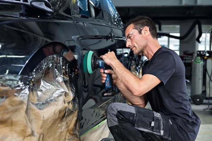 Bosch GPX 12V-125 dược sử dụng để đánh bóng ô tô