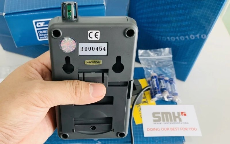 Mặt sau máy đo khí CO2 và nhiệt độ độ ẩm tự ghi Lutron MCH-383SD