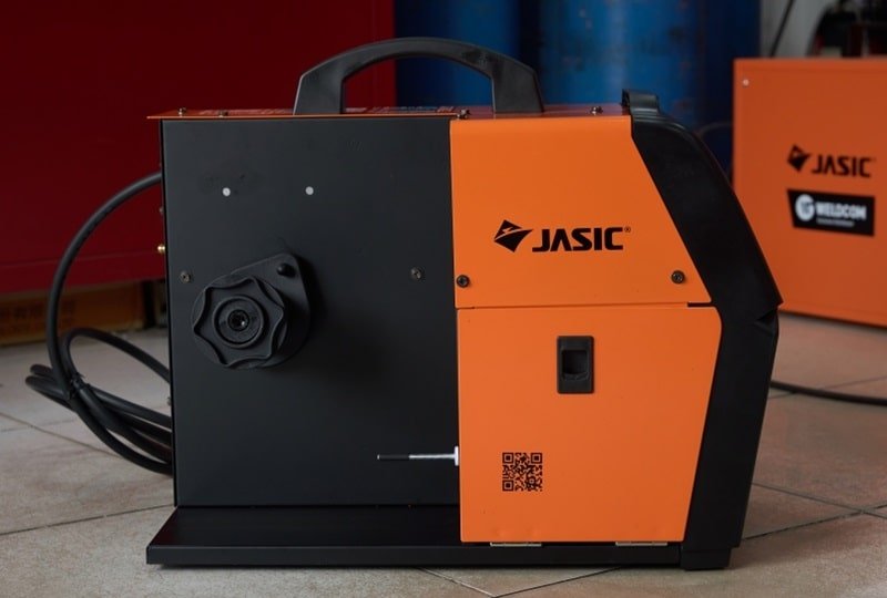 Jasic NB-220E có lớp vỏ cứng cáp, cấp cách điện F Jasic NB-220E có lớp vỏ cứng cáp, cấp cách điện F