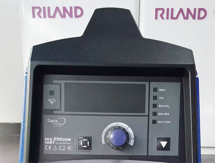 Giao diện trên máy hàn Mig Riland MIG 250GDM